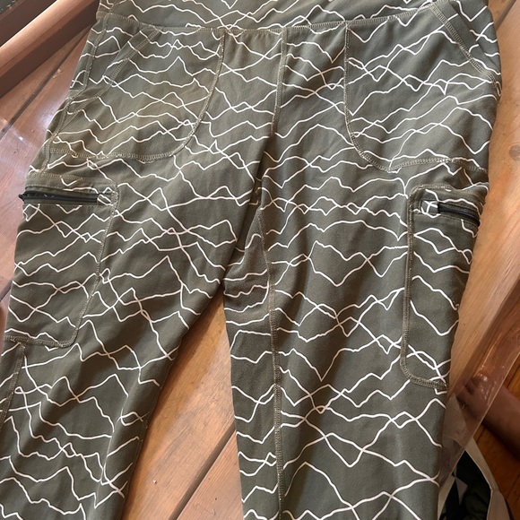 Torrid Happy Camper leggings with Cargo Pockets Size 2 - Picture 2 of 3